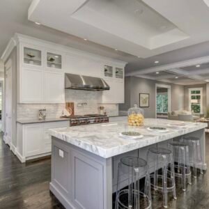 2-tone kitchen cabinet with marble countertop